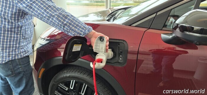 Nissan Leaf за 29 990 долларов стоит дешевле, но кажется намного дороже: обзор | Carscoops